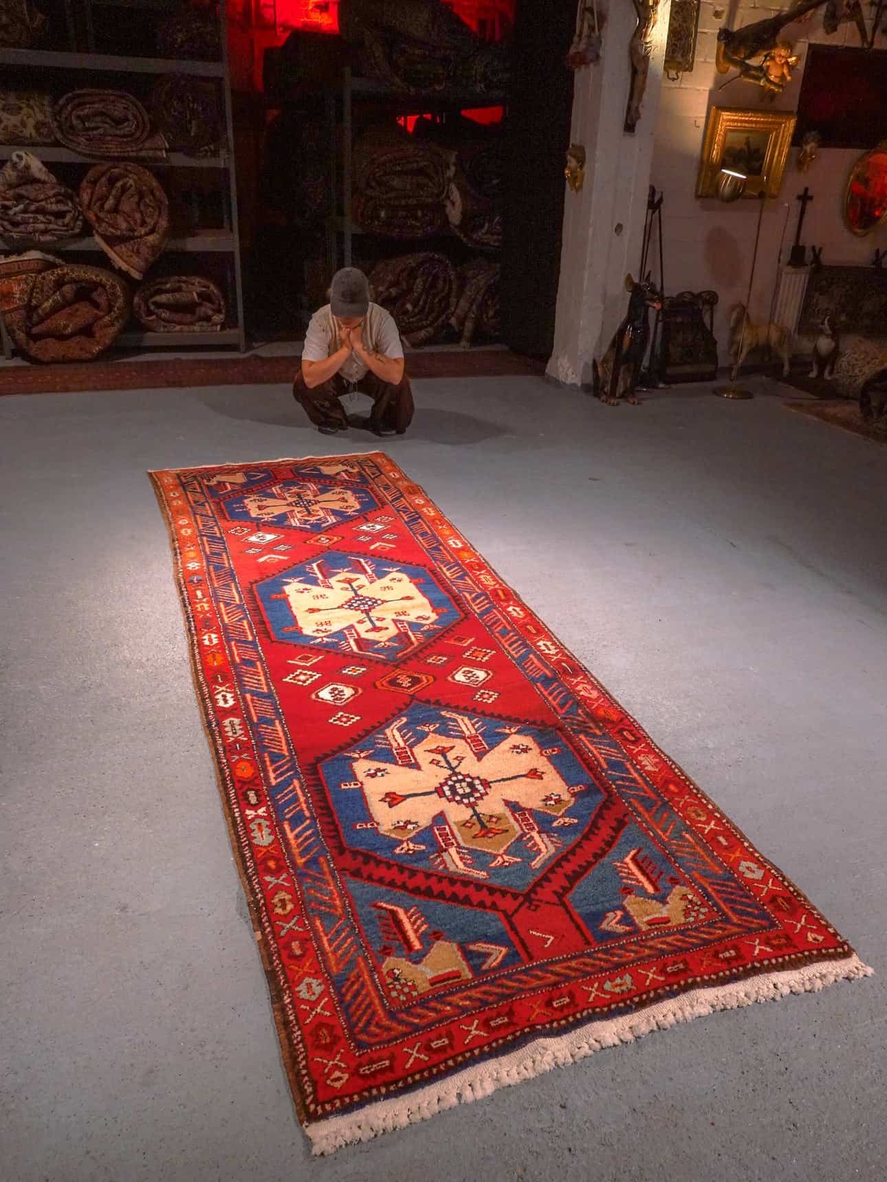 Punainen käsinsolmittu Meshkin-villamatto, 305 × 103 cm