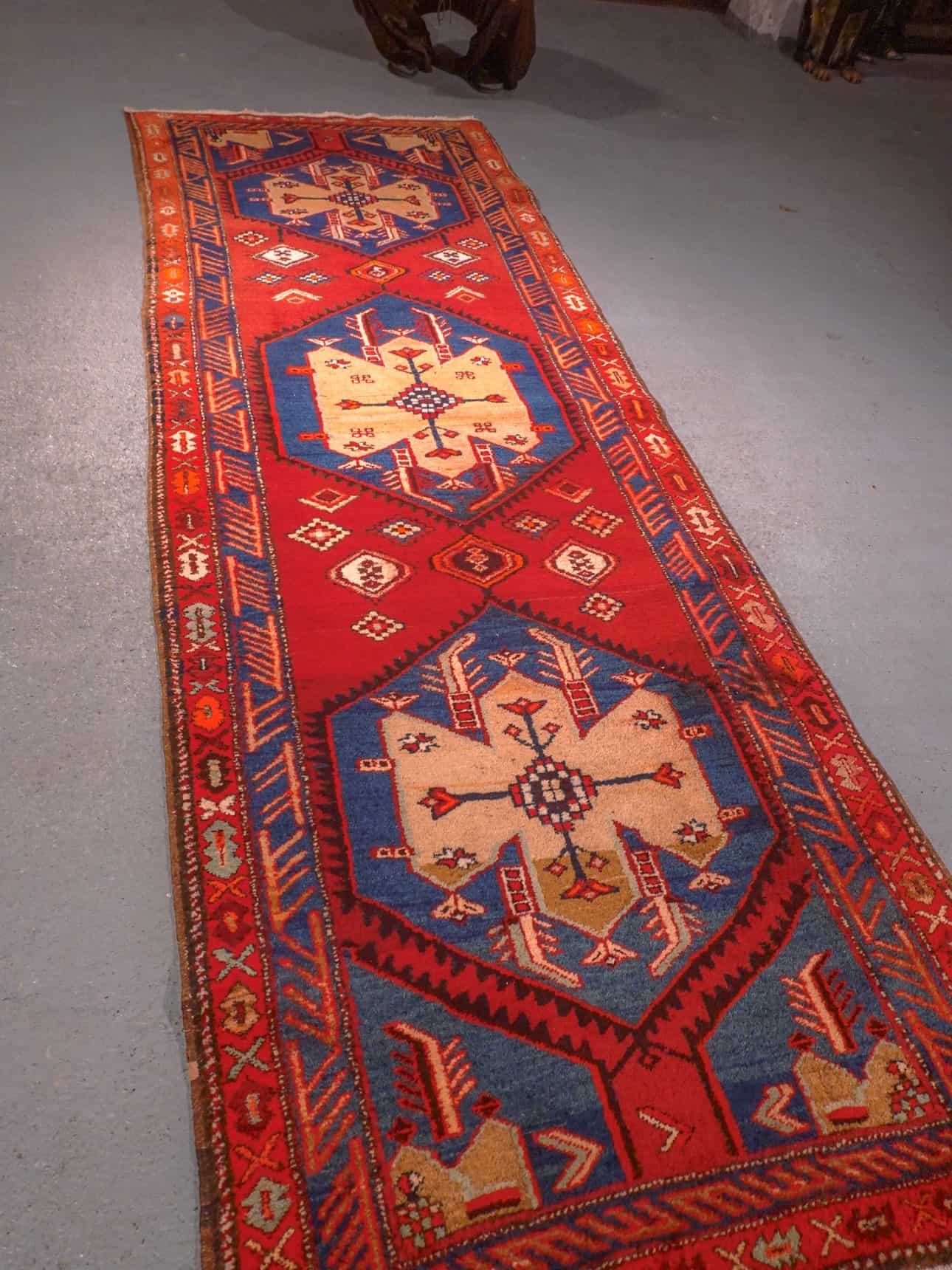 Punainen käsinsolmittu Meshkin-villamatto, 305 × 103 cm