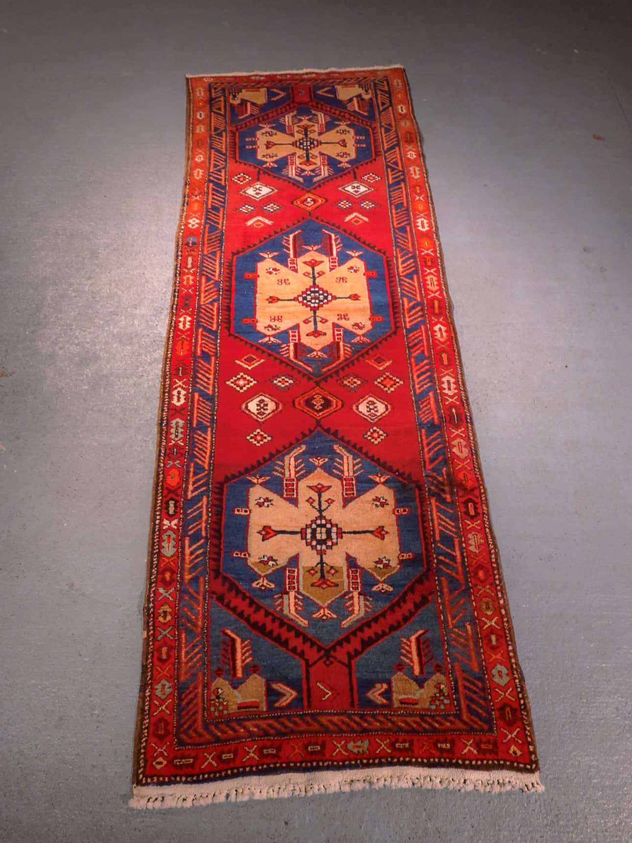 Punainen käsinsolmittu Meshkin-villamatto, 305 × 103 cm