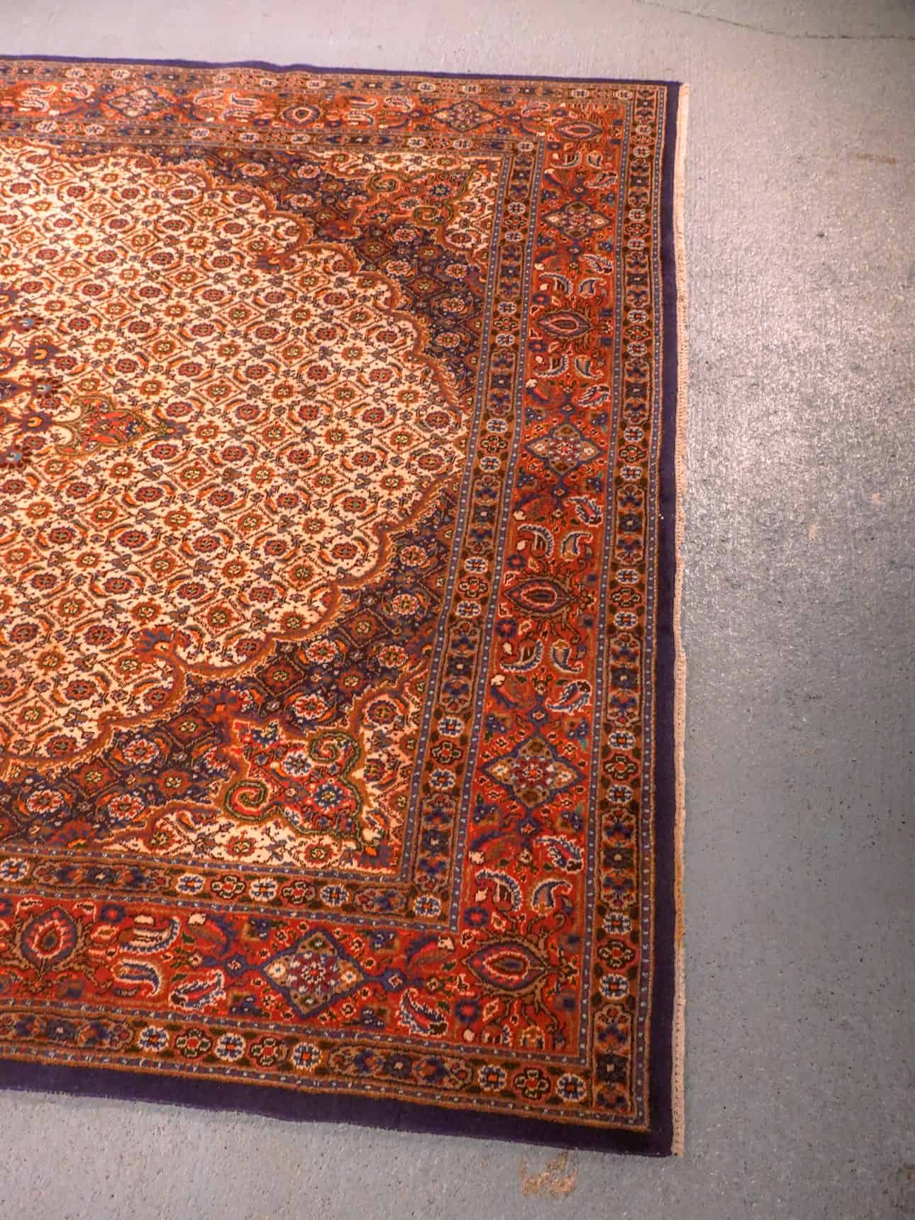 Maanläheinen käsinsolmittu Moud-villamatto, 300 × 205 cm