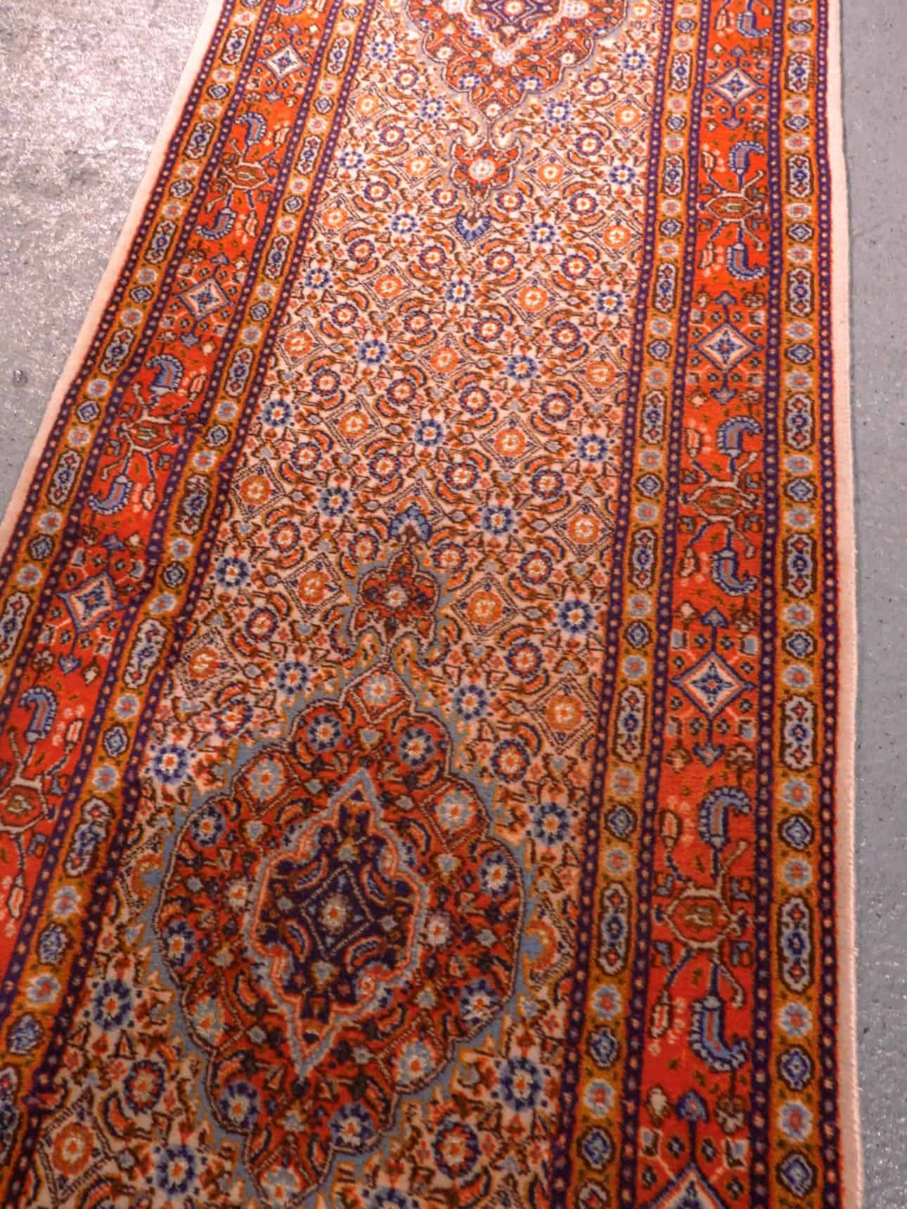 Maanläheinen käsinsolmittu Moud-villamatto, 354 × 70 cm