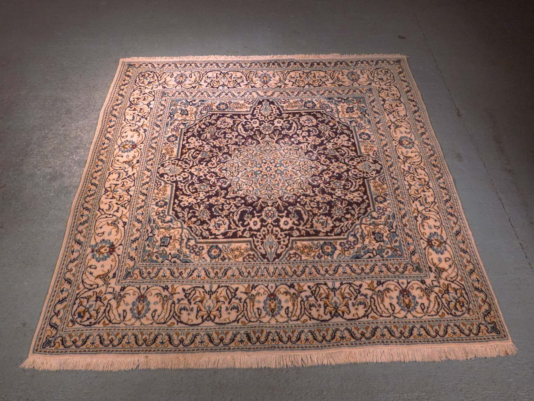 Vaalea käsinsolmittu Nain-villamatto, 195 × 195 cm