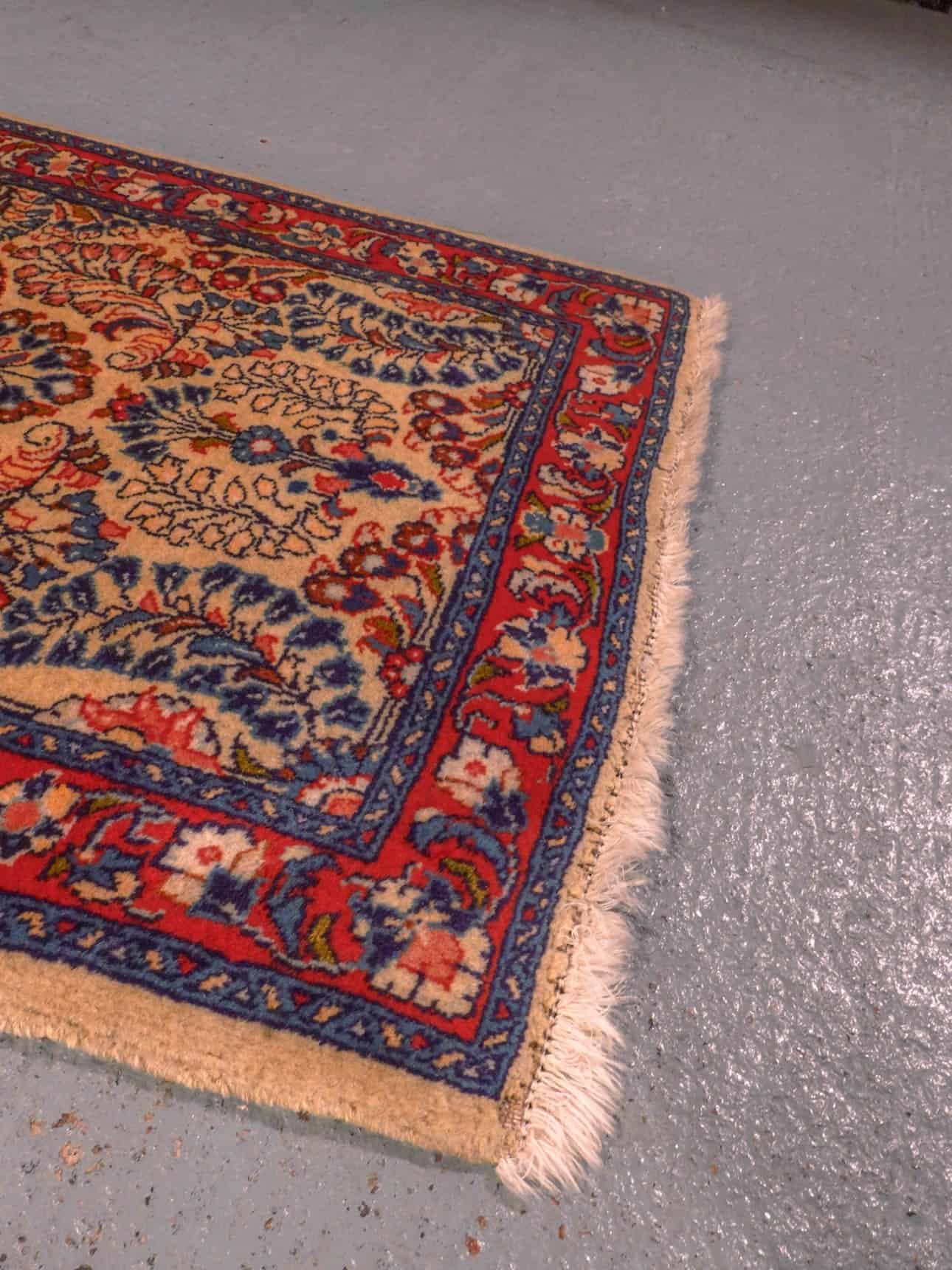 Vaalea käsinsolmittu Sarouk-villamatto, 125 × 65 cm