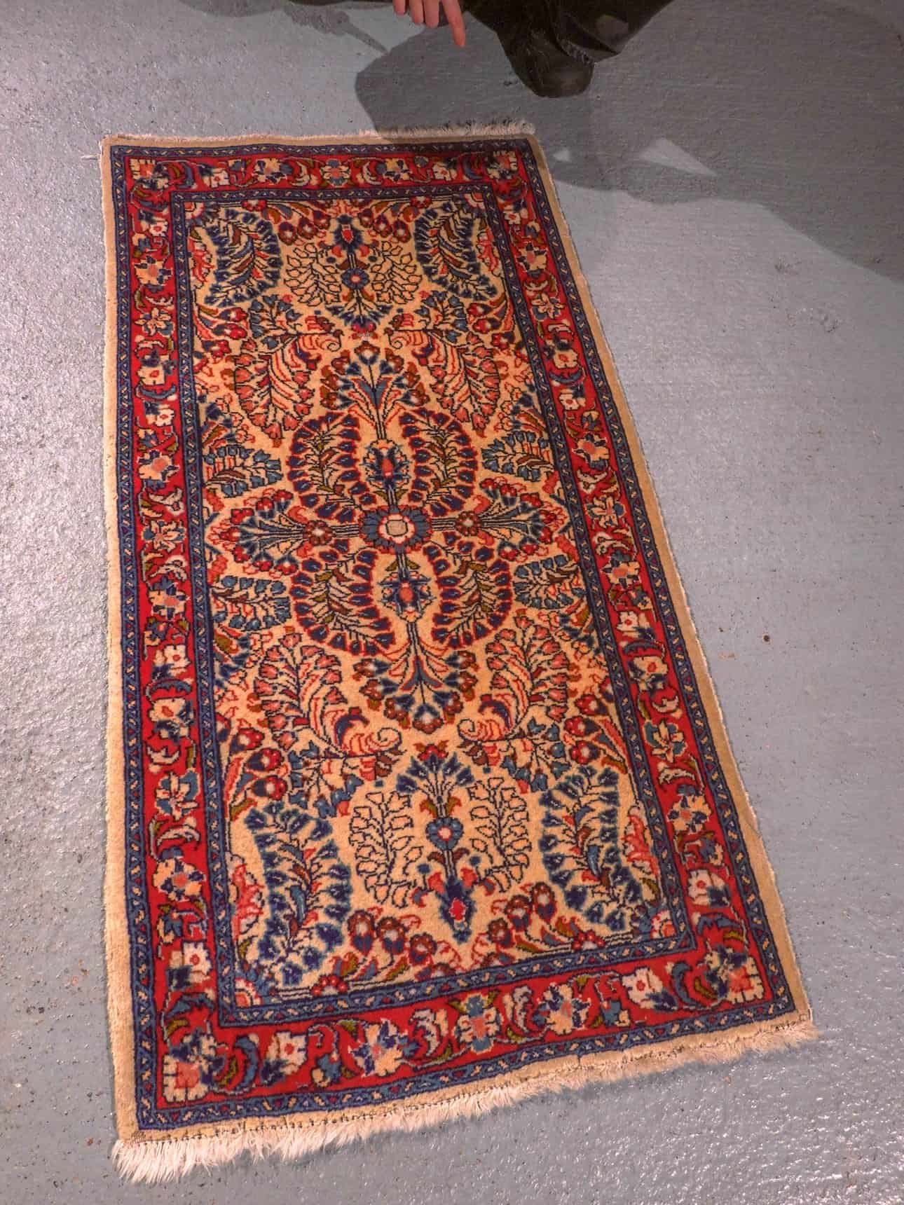 Vaalea käsinsolmittu Sarouk-villamatto, 125 × 65 cm