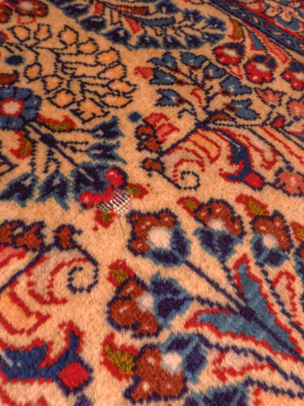 Vaalea käsinsolmittu Sarouk-villamatto, 125 × 65 cm