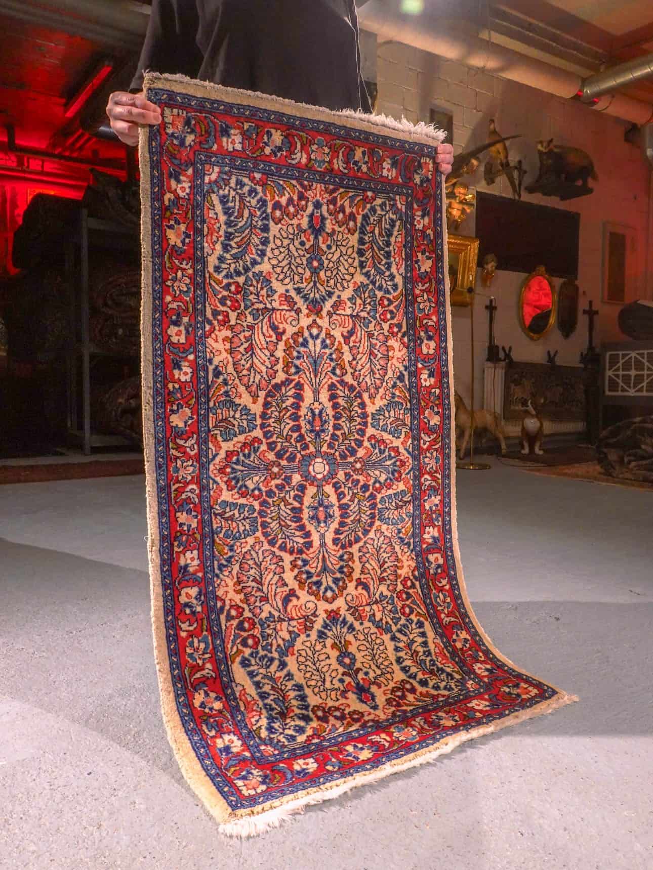 Vaalea käsinsolmittu Sarouk-villamatto, 125 × 65 cm