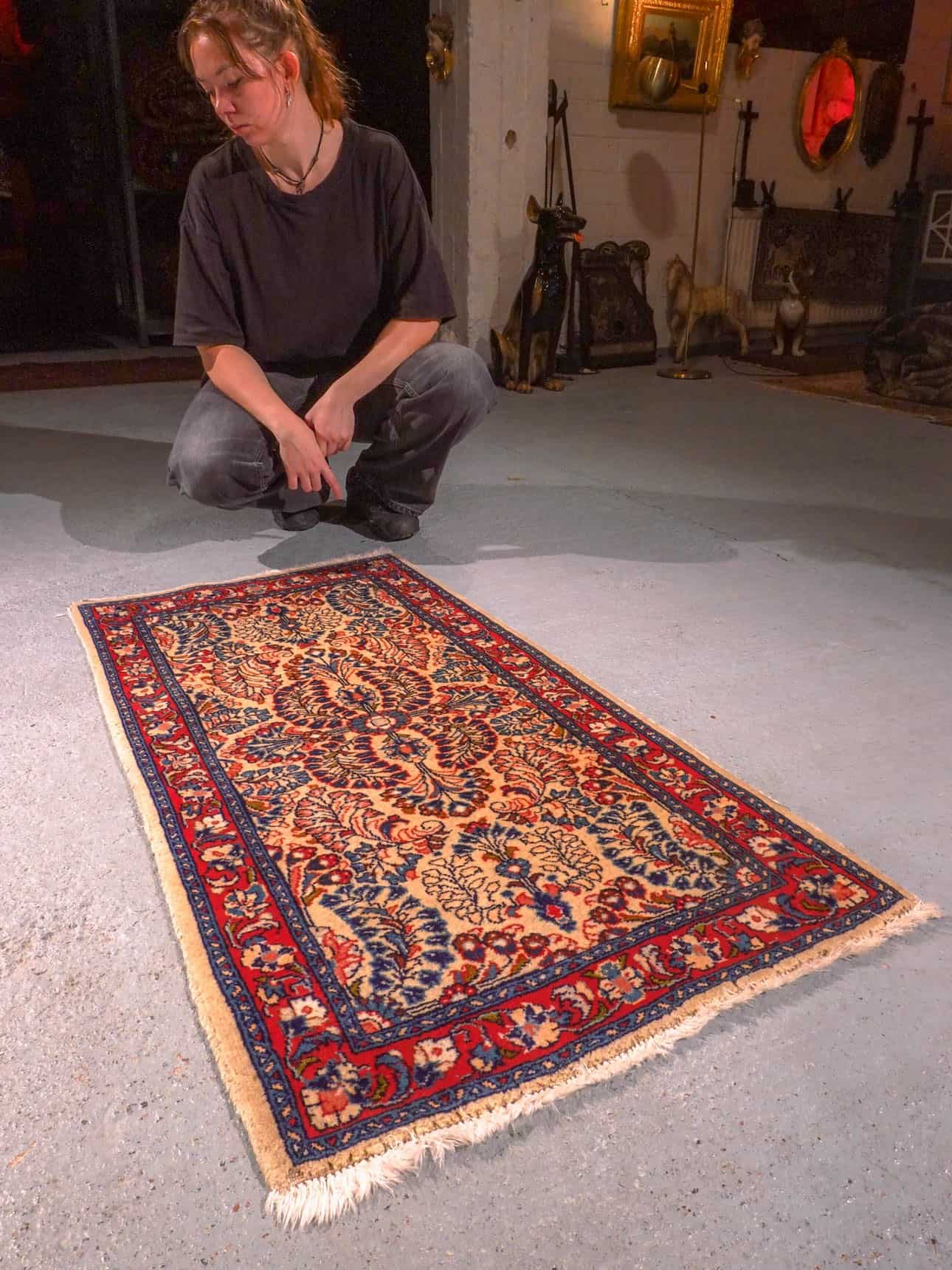 Vaalea käsinsolmittu Sarouk-villamatto, 125 × 65 cm