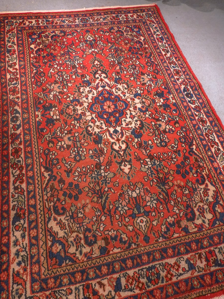 Punainen käsinsolmittu Sarouk-villamatto, 200 × 130 cm