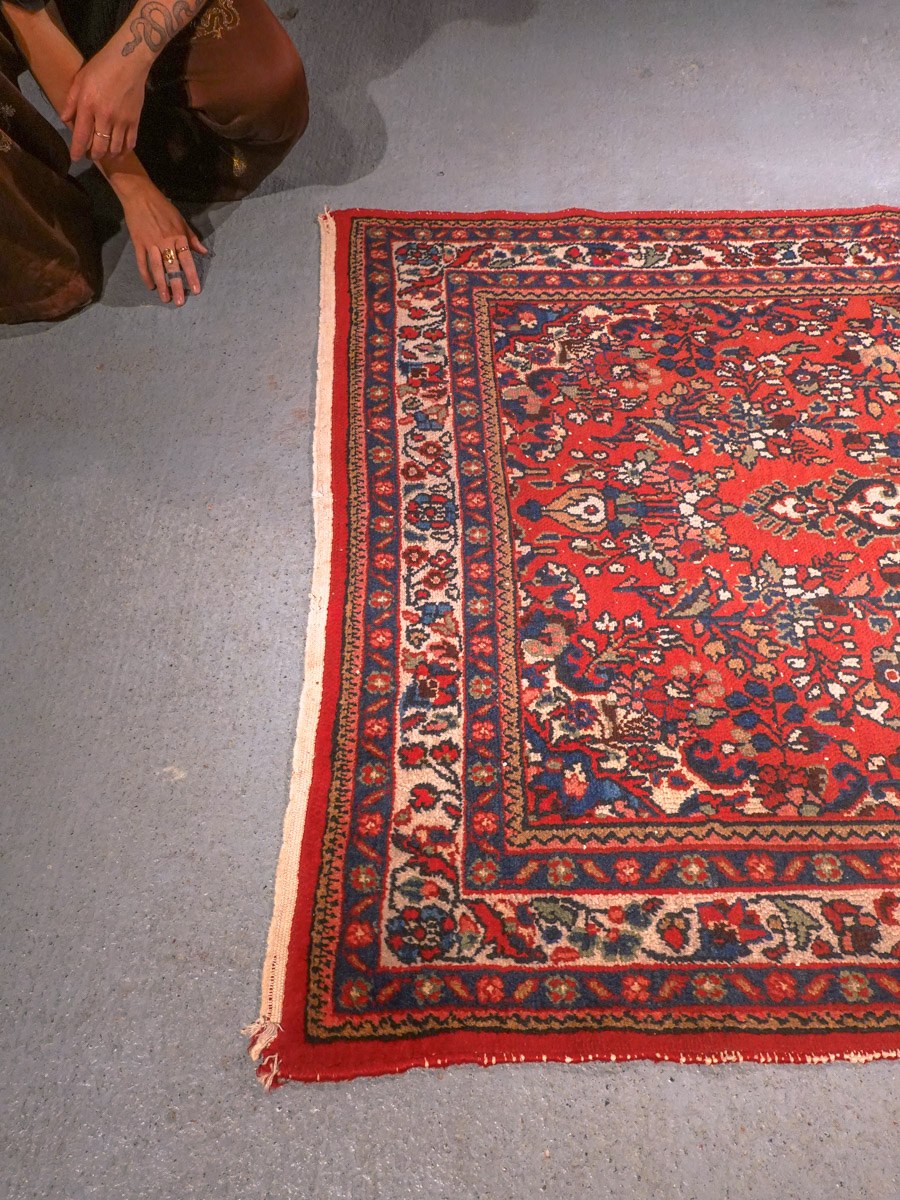 Punainen käsinsolmittu Sarouk-villamatto, 200 × 130 cm