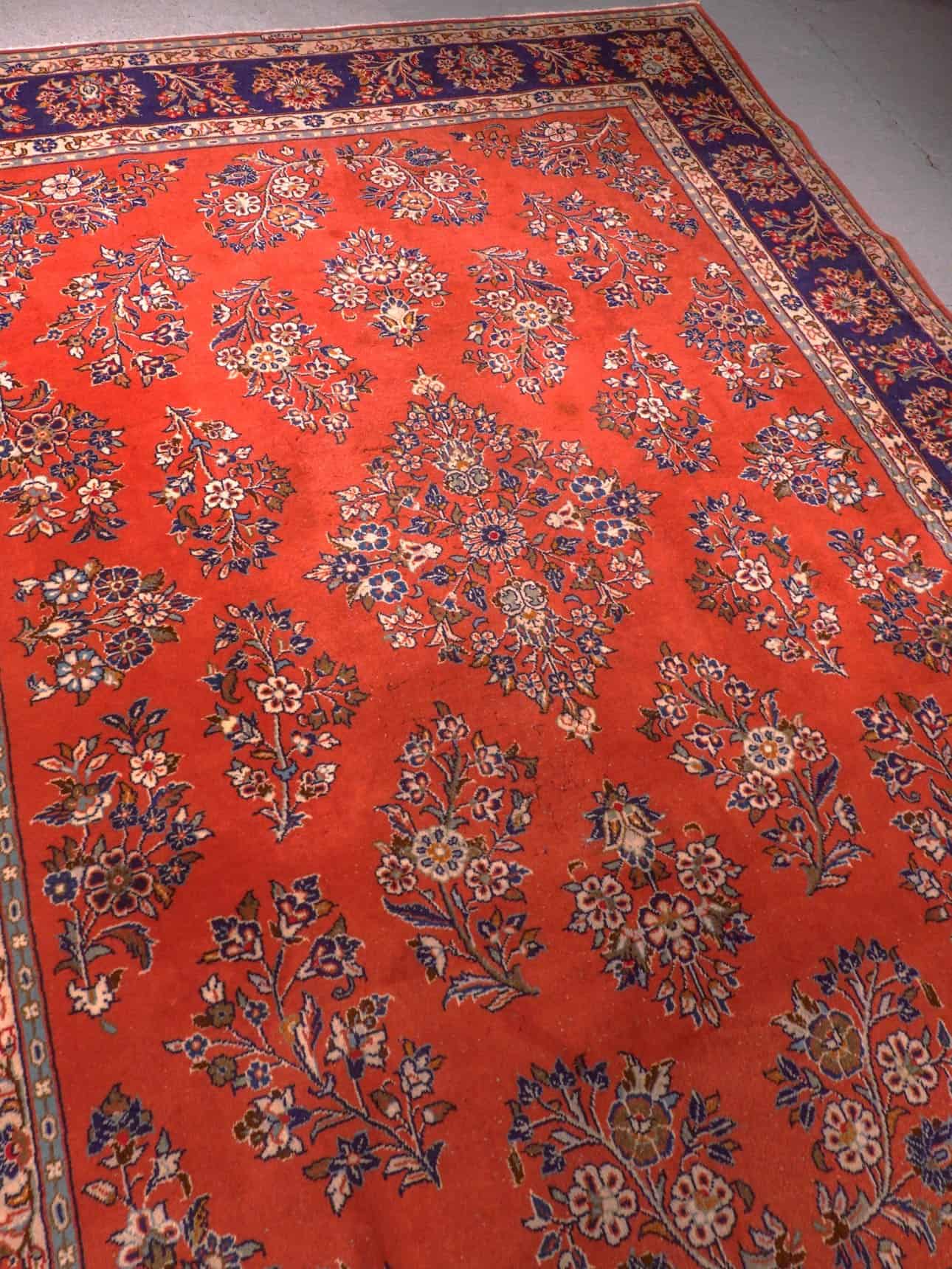 Punainen käsinsolmittu Sarouk-villamatto, 270 × 205 cm