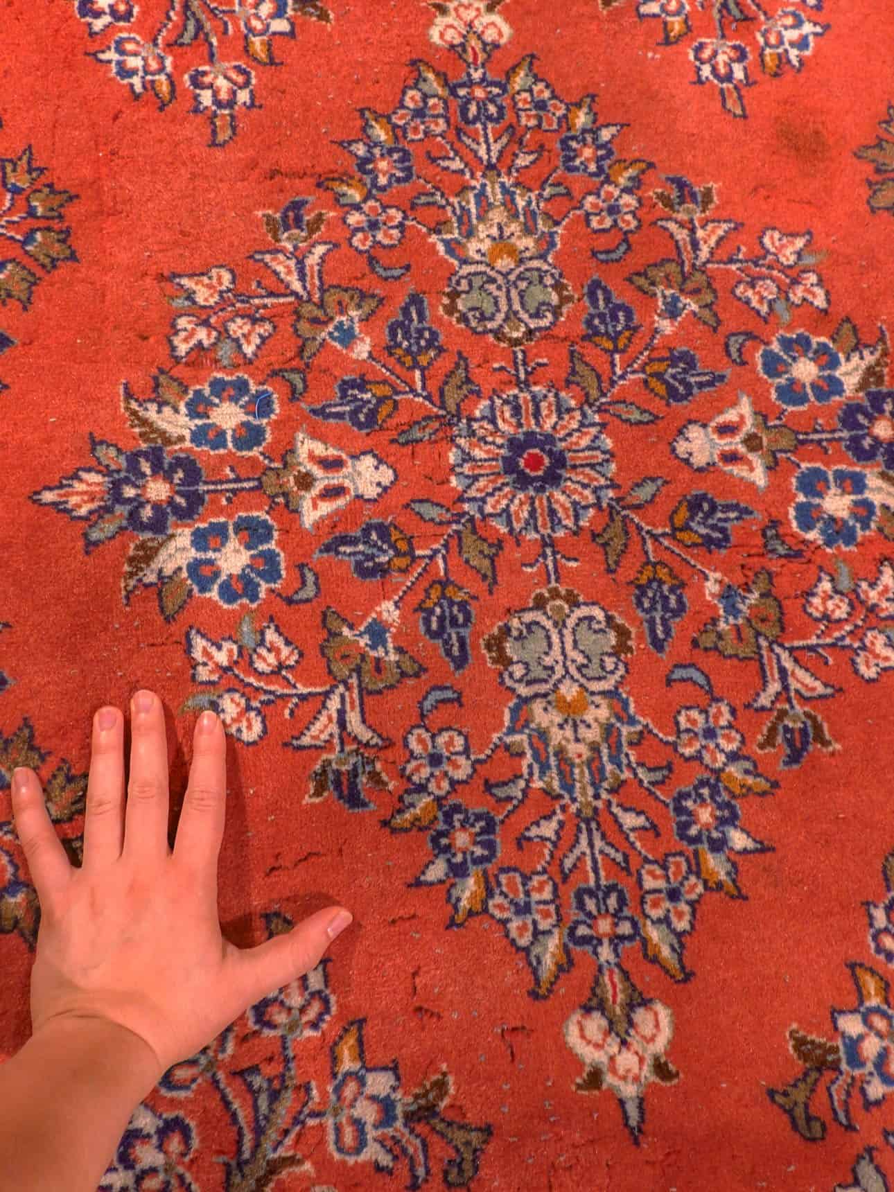 Punainen käsinsolmittu Sarouk-villamatto, 270 × 205 cm