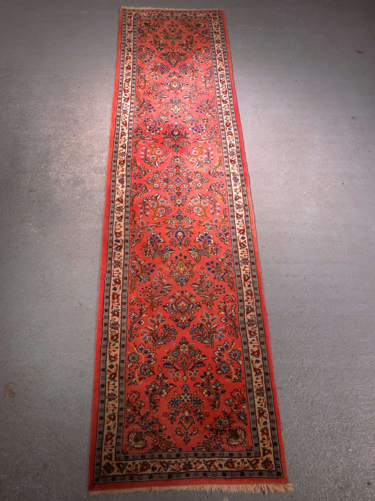 Punainen käsinsolmittu Sarouk-villamatto, 340 × 88 cm