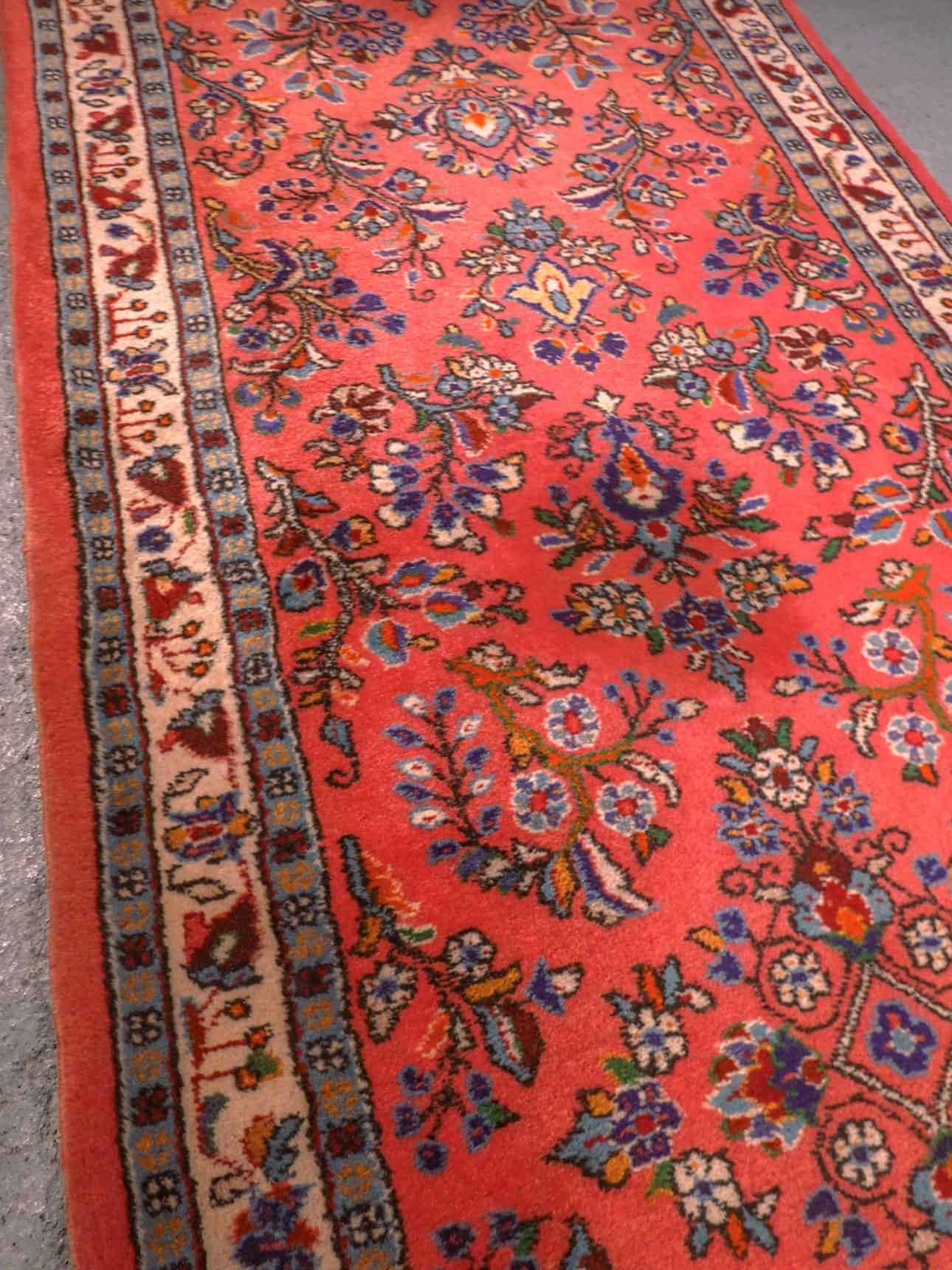 Punainen käsinsolmittu Sarouk-villamatto, 340 × 88 cm