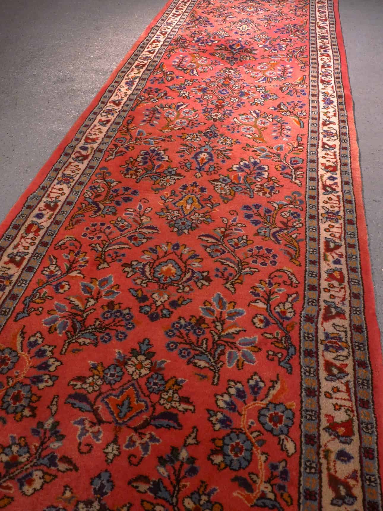 Punainen käsinsolmittu Sarouk-villamatto, 340 × 88 cm