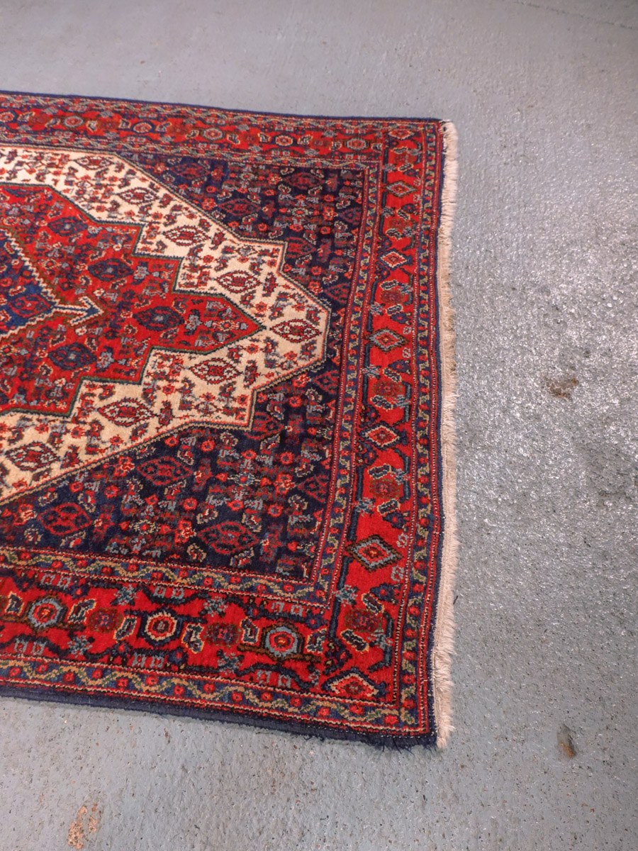 Punainen käsinsolmittu Senneh-villamatto, 163 × 121 cm