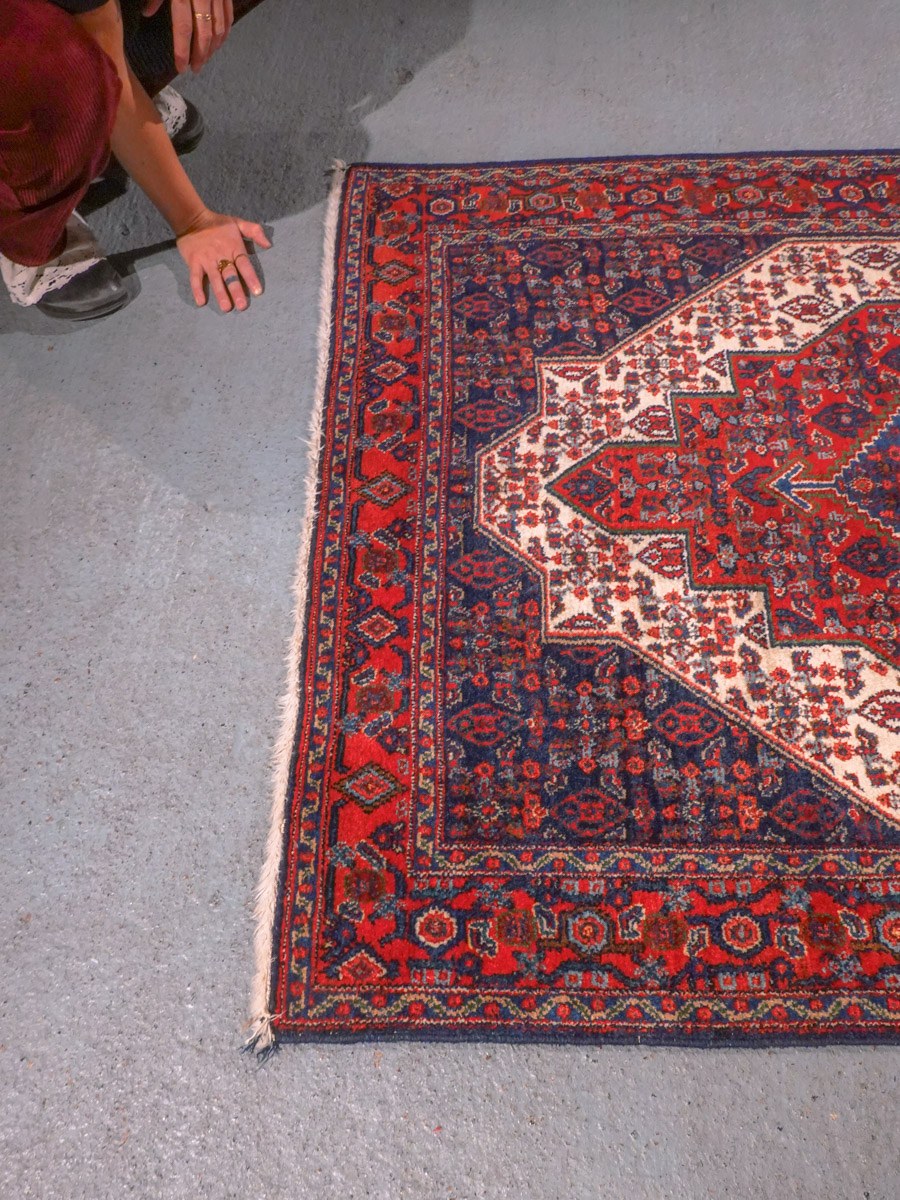 Punainen käsinsolmittu Senneh-villamatto, 163 × 121 cm
