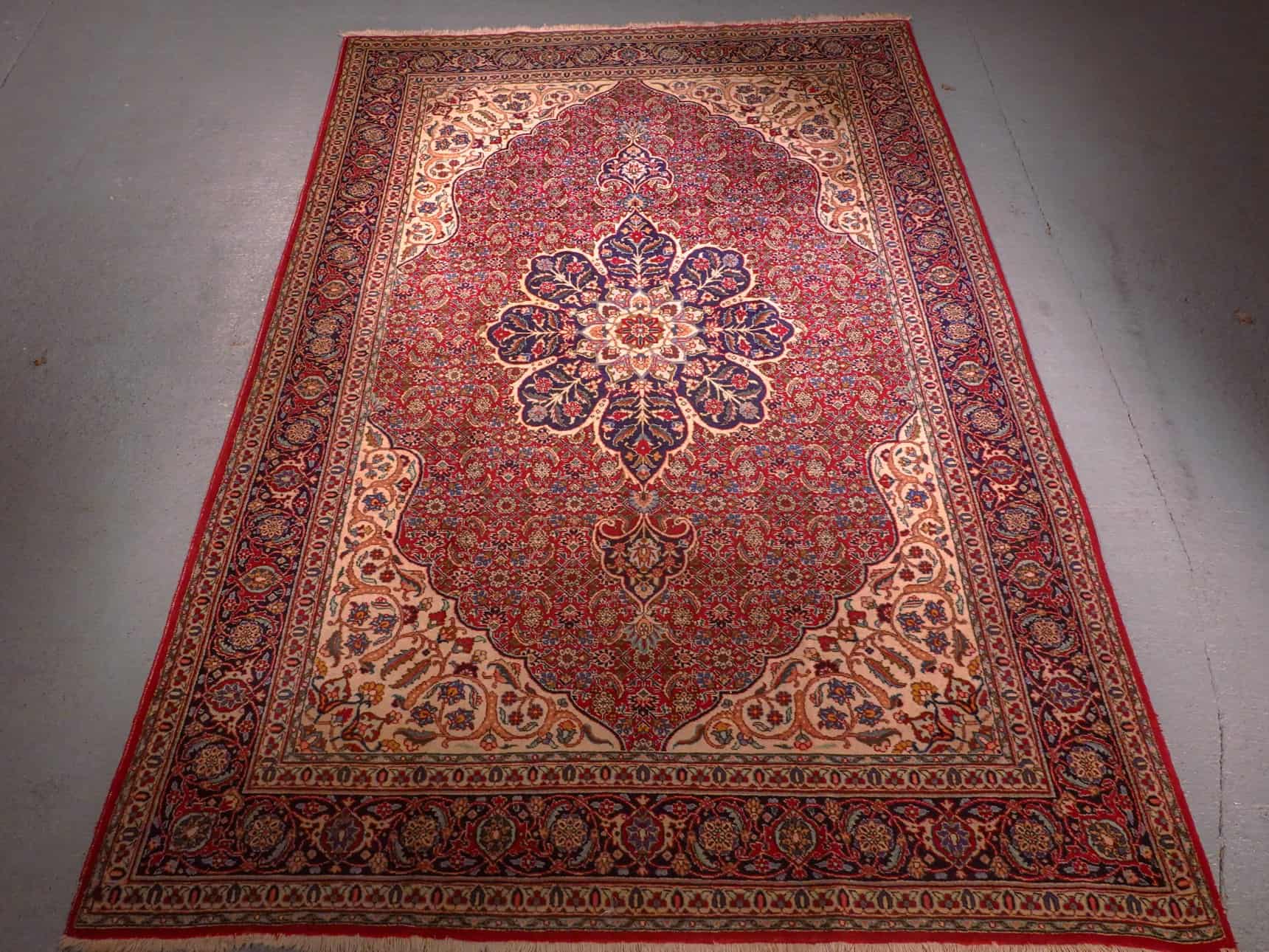 Punainen käsinsolmittu Tabriz-villamatto, 330 × 230 cm