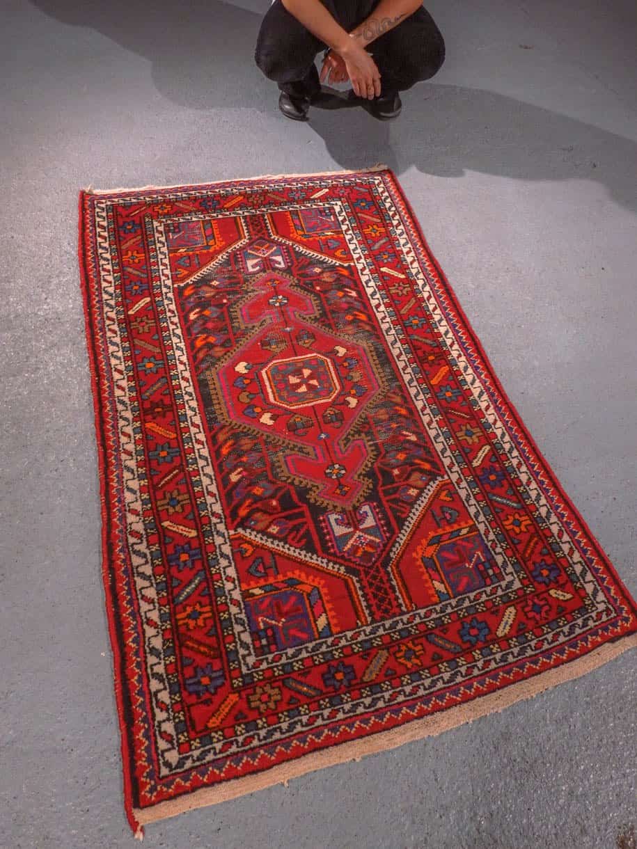 Punainen käsinsolmittu Tuserkan-villamatto, 150 × 90 cm
