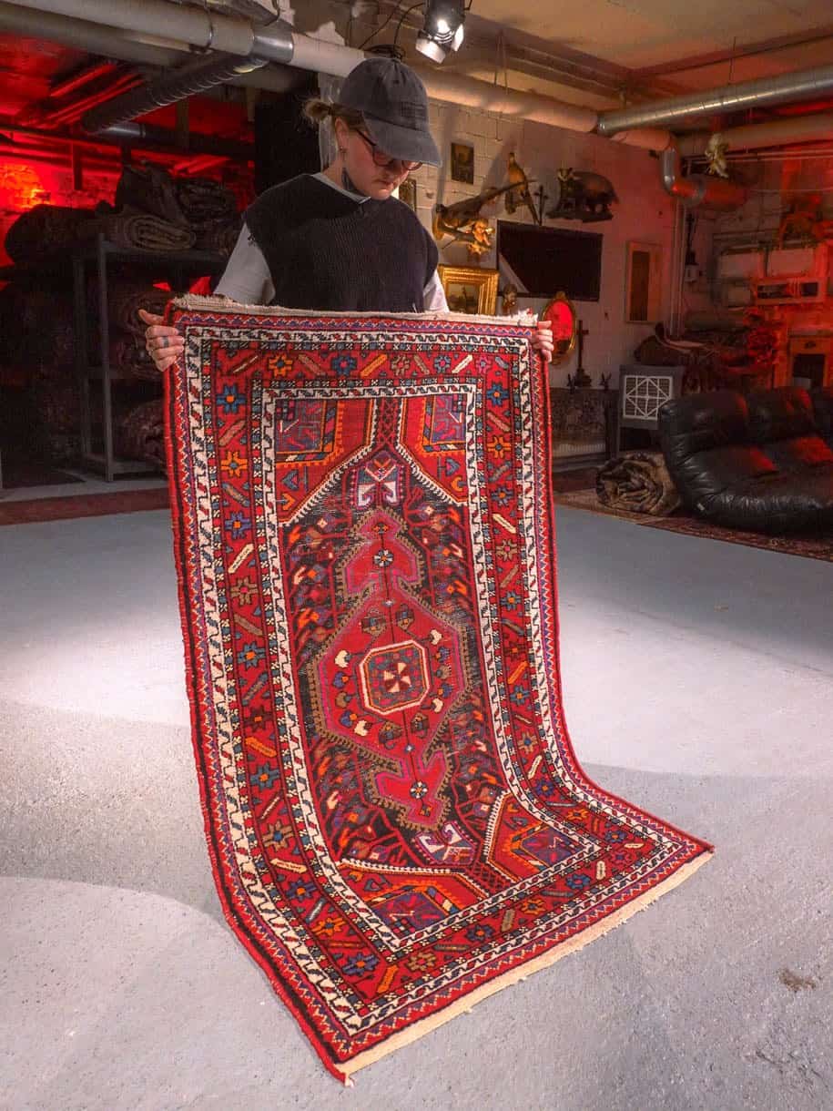 Punainen käsinsolmittu Tuserkan-villamatto, 150 × 90 cm
