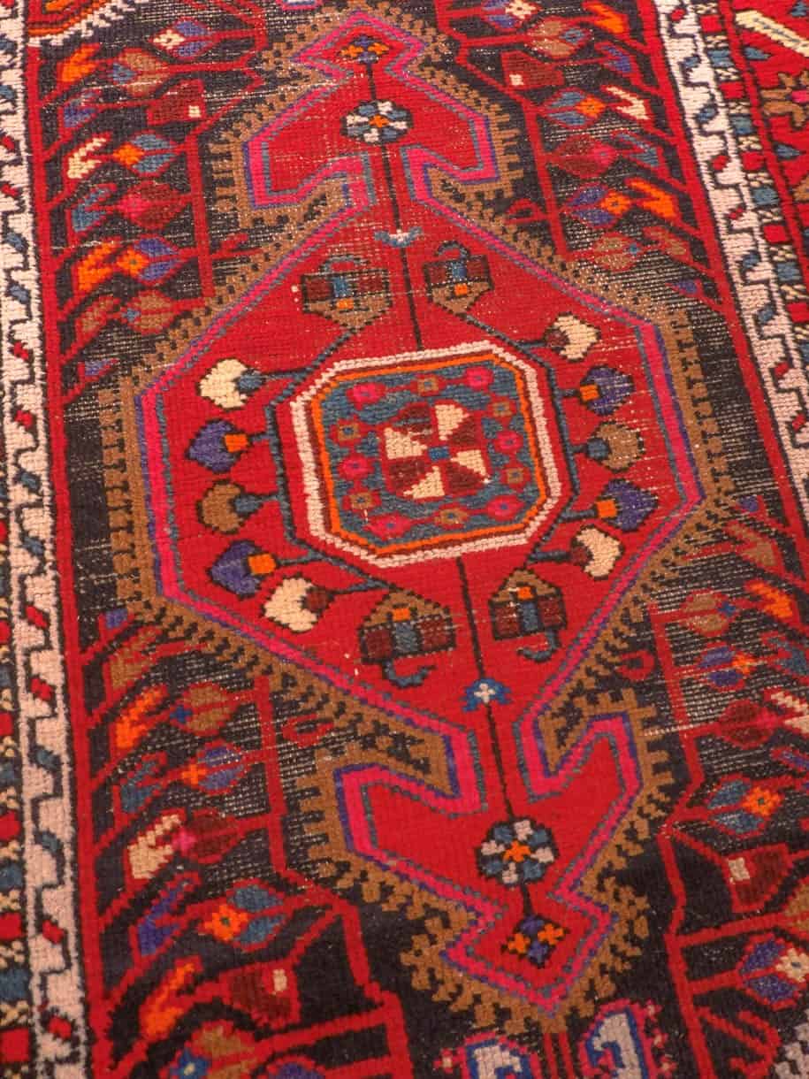 Punainen käsinsolmittu Tuserkan-villamatto, 150 × 90 cm