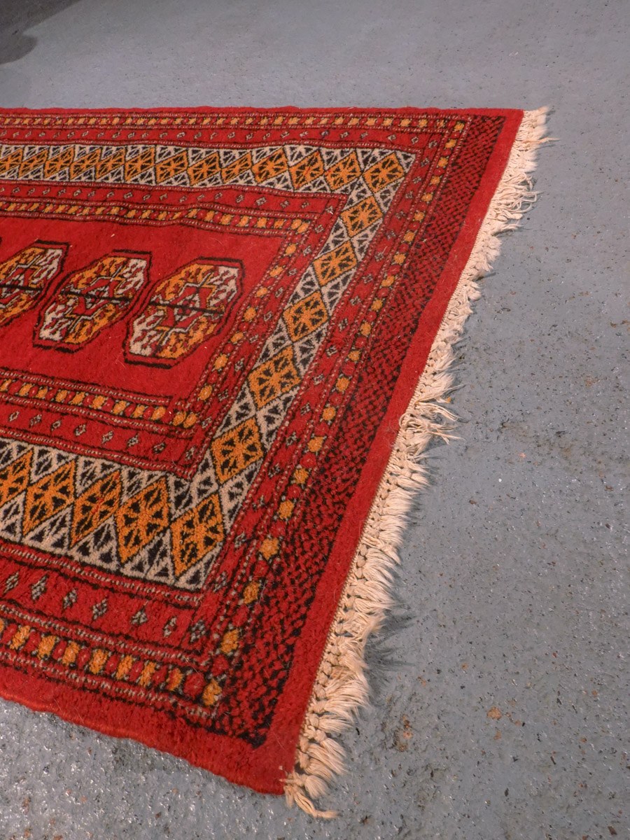 Punainen käsinsolmittu Buhara-villamatto, 115 × 83 cm