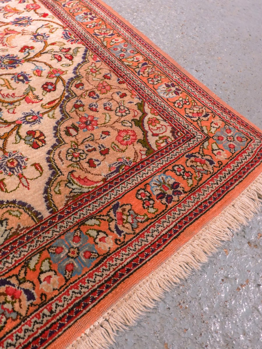 Vaalea käsinsolmittu Ghom-silkkimatto, 151 × 50 cm