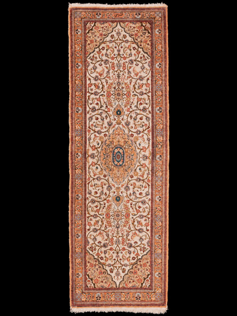 Vaalea käsinsolmittu Ghom-silkkimatto, 151 × 50 cm