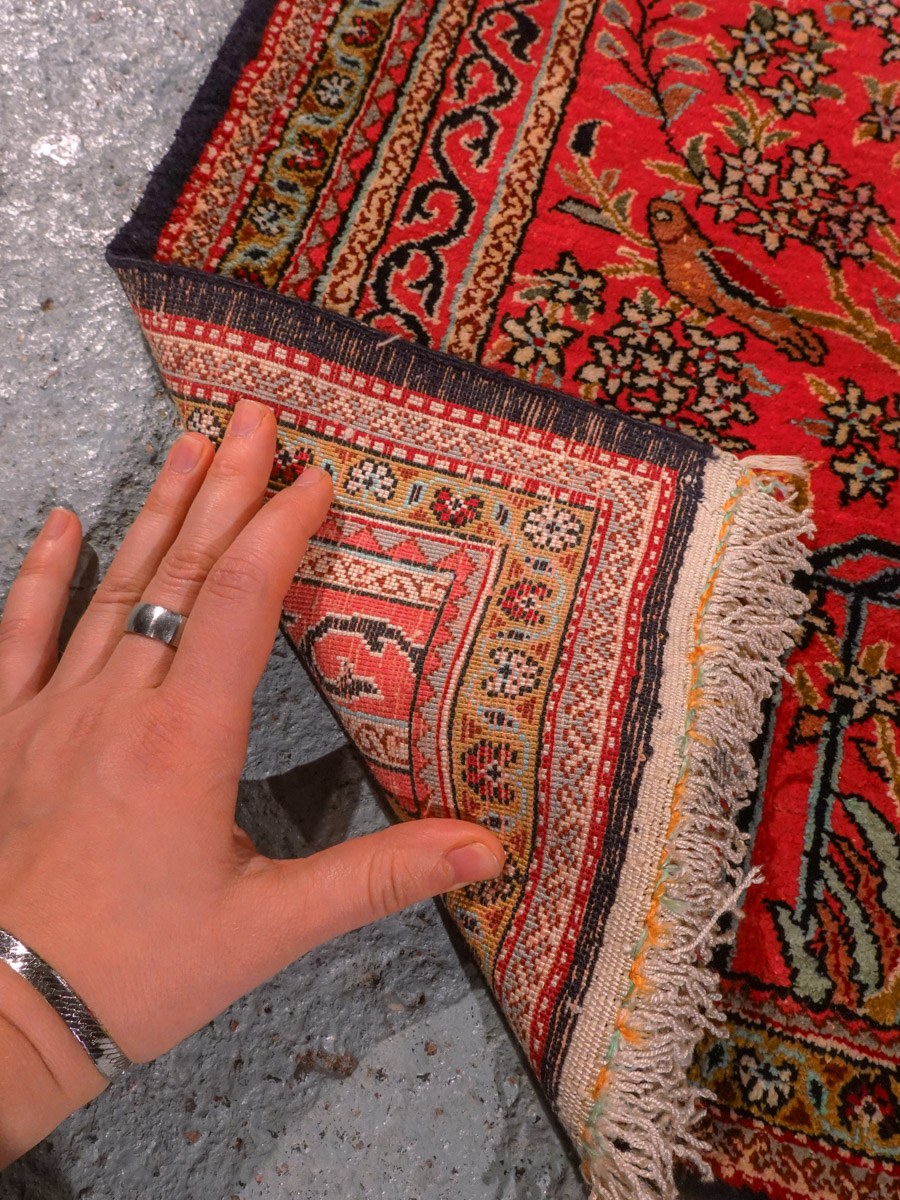 Punainen käsinsolmittu Ghom-silkkimatto, 92 × 58 cm