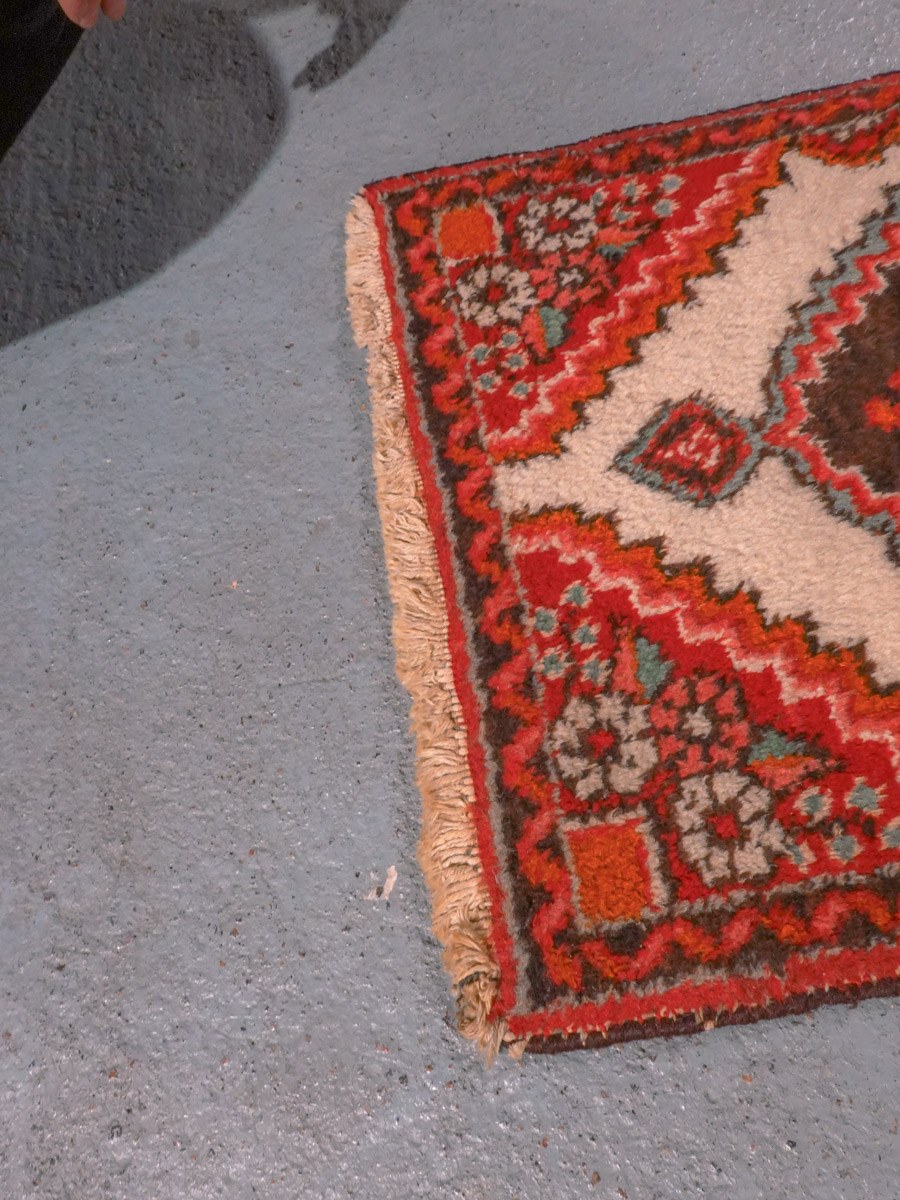Punainen käsinsolmittu Hamadan-villamatto, 84 × 53 cm