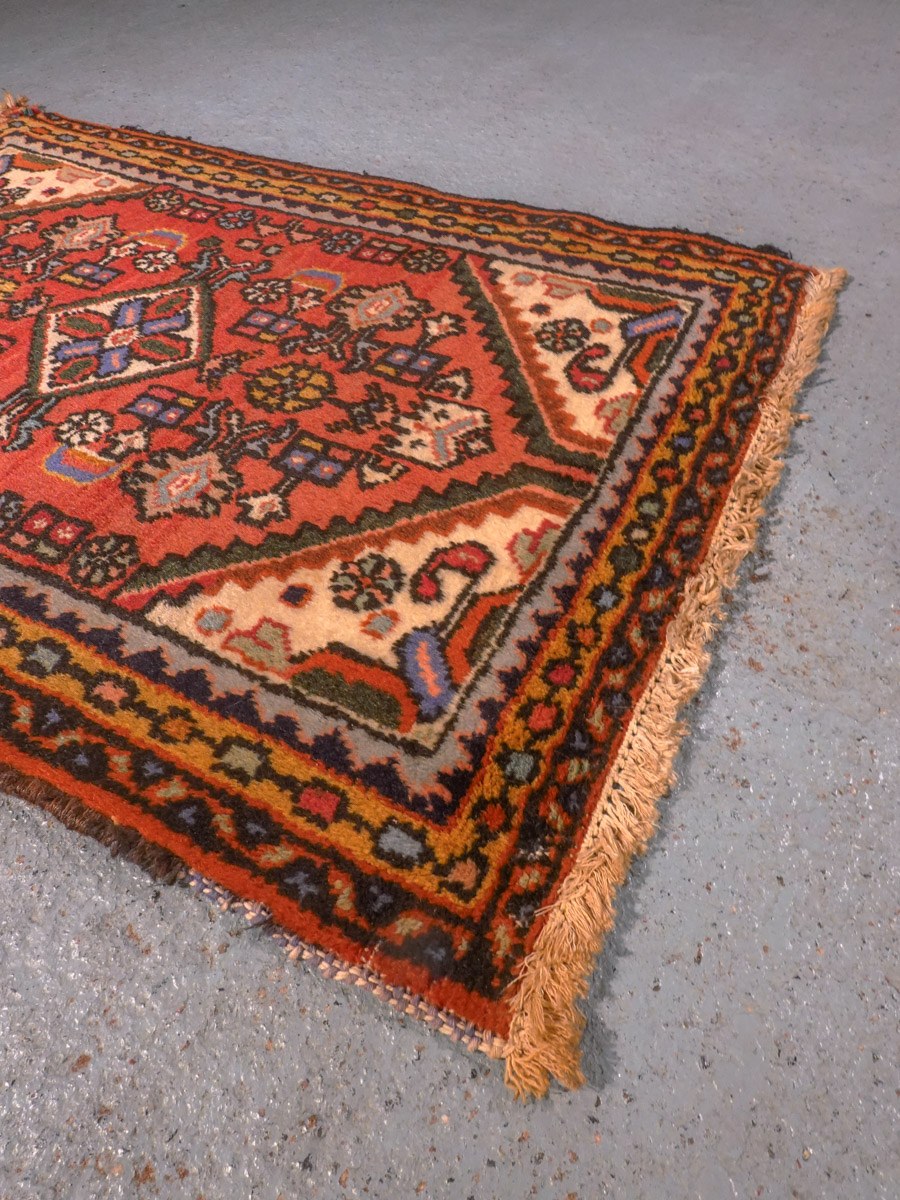 Punainen käsinsolmittu Hamadan-villamatto, 92 × 59 cm