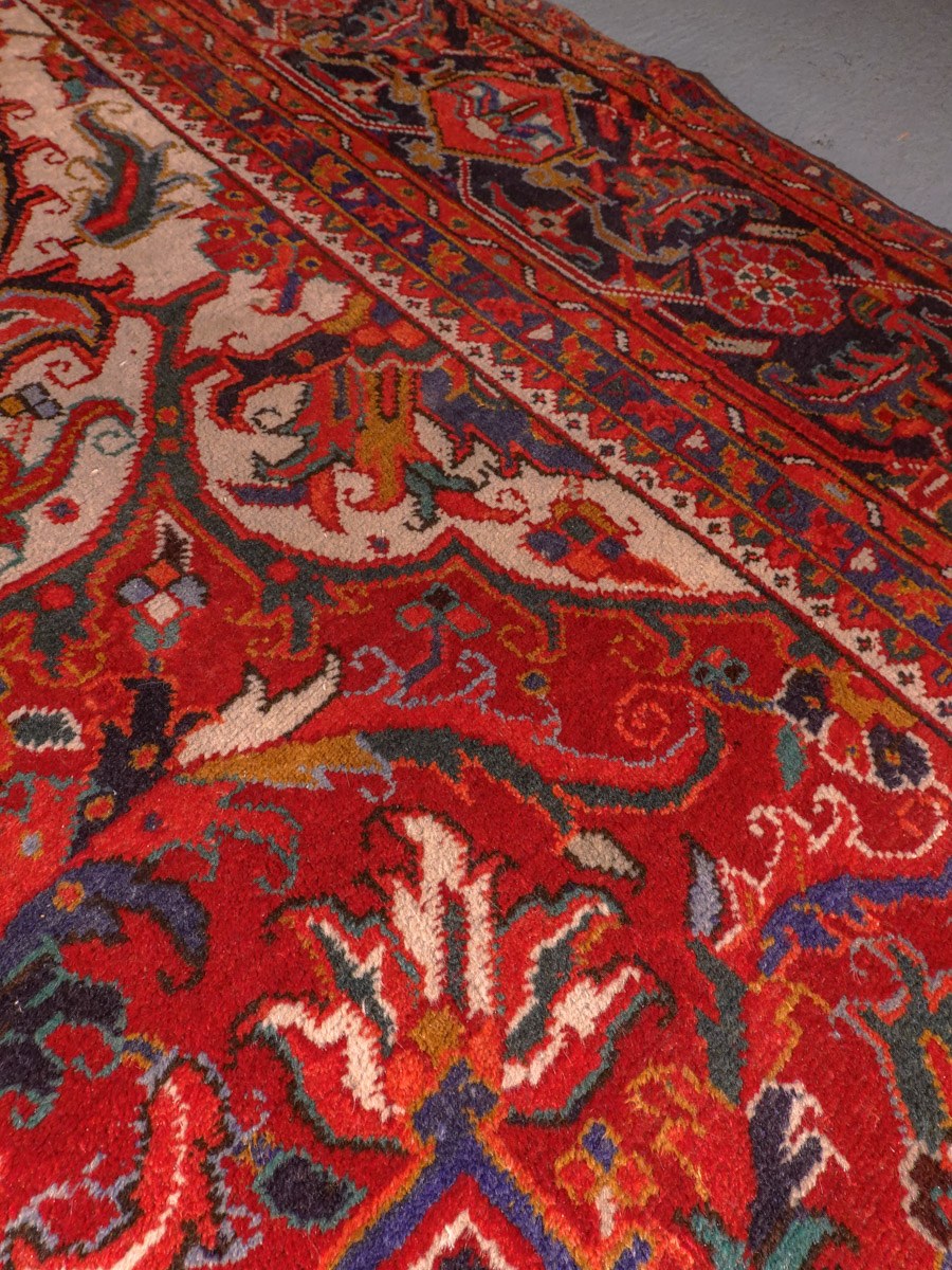 Punainen käsinsolmittu Heriz-villamatto, 362 × 240 cm