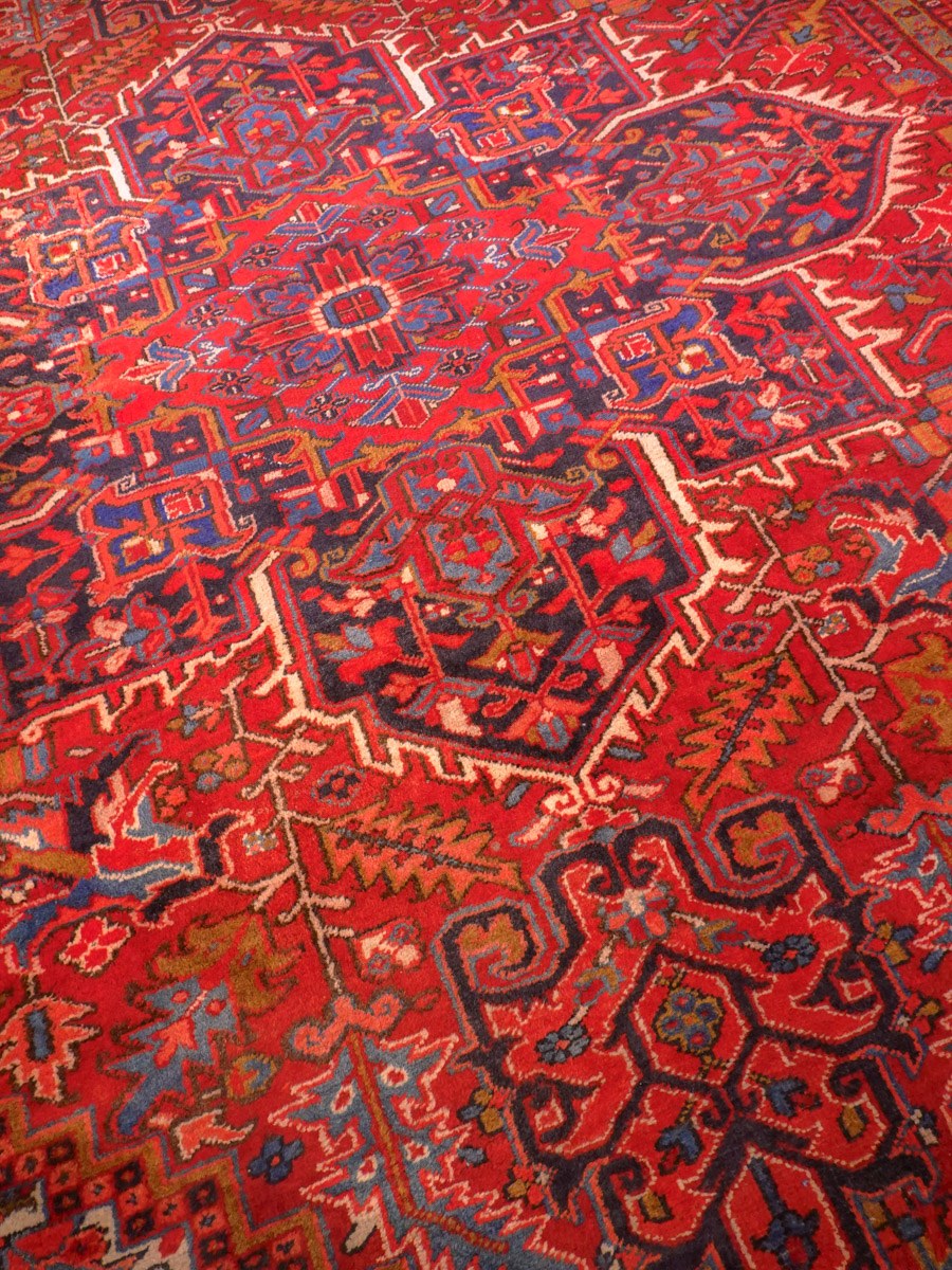 Punainen käsinsolmittu Heriz-villamatto, 396 × 291 cm