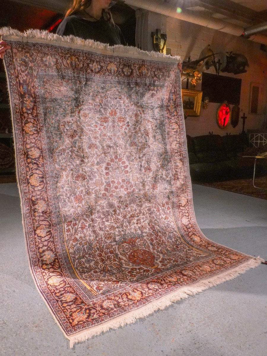 Vaalea käsinsolmittu Kashmir-silkkimatto, 181 × 118 cm