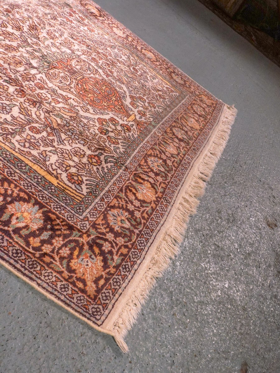 Vaalea käsinsolmittu Kashmir-silkkimatto, 181 × 118 cm