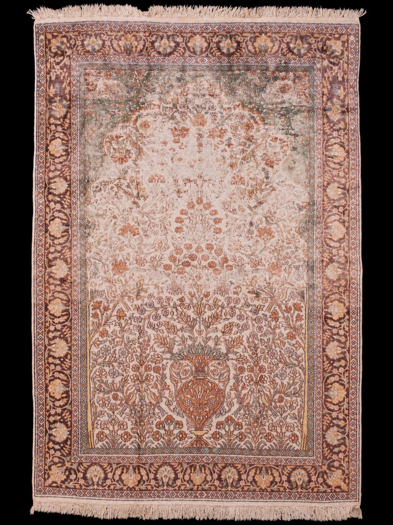 Vaalea käsinsolmittu Kashmir-silkkimatto, 181 × 118 cm