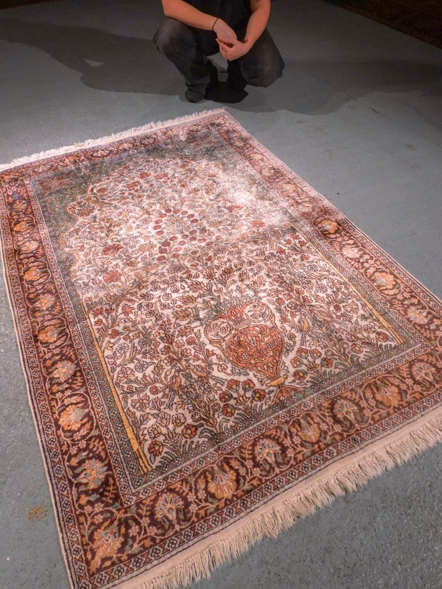 Vaalea käsinsolmittu Kashmir-silkkimatto, 181 × 118 cm