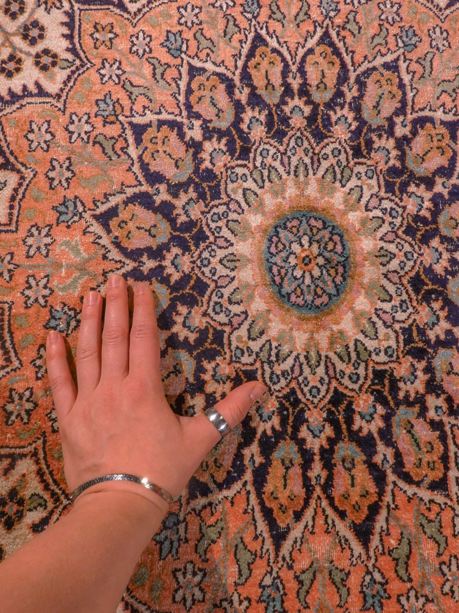 Vaalea käsinsolmittu Kashmir-villamatto, 193 × 124 cm