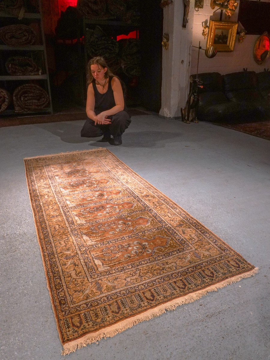 Maanläheinen käsinsolmittu Kayseri-silkkimatto, 220 × 90 cm