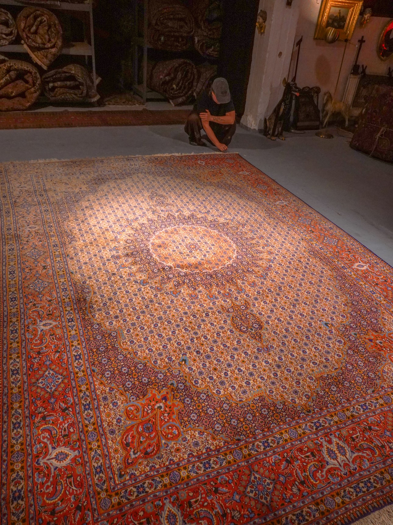 Maanläheinen käsinsolmittu Moud-villamatto, 366 × 253 cm