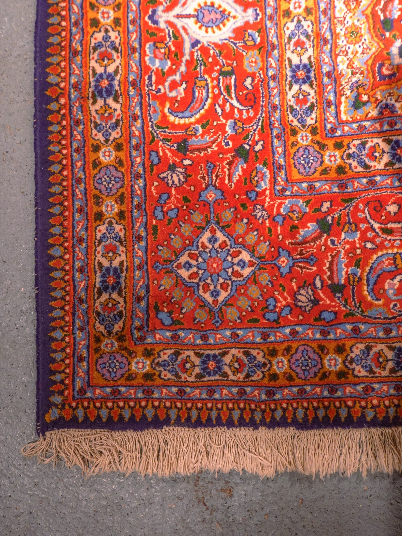Maanläheinen käsinsolmittu Moud-villamatto, 366 × 253 cm