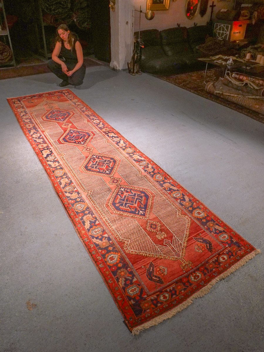 Punainen käsinsolmittu Sarab-villamatto, 386 × 104 cm