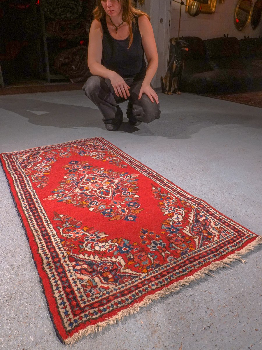 Punainen käsinsolmittu Sarouk-villamatto, 130 × 71 cm