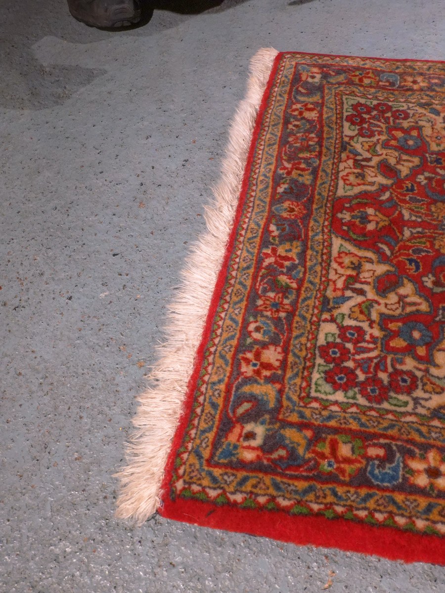 Punainen käsinsolmittu Sarouk-villamatto, 132 × 66 cm