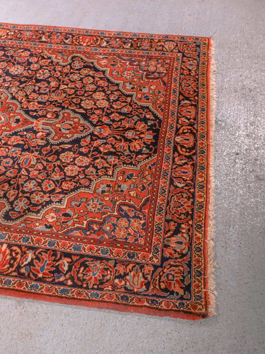 Punainen käsinsolmittu Sarouk-villamatto, 218 × 132 cm