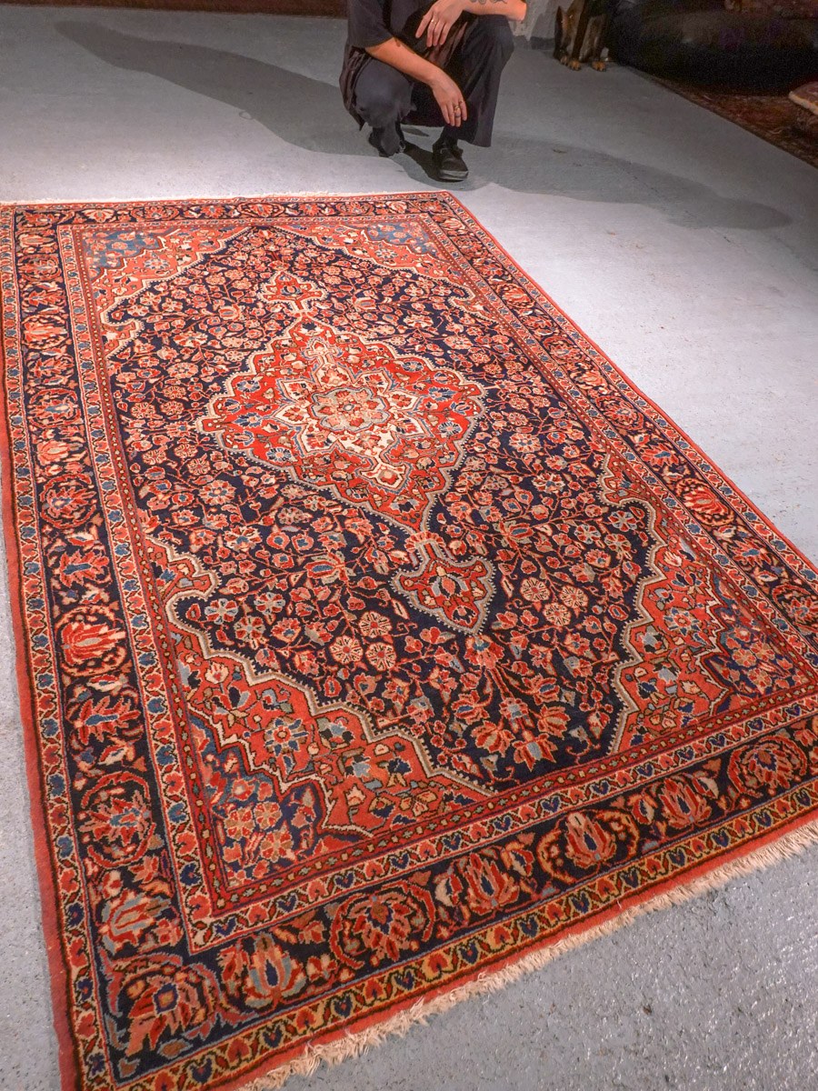 Punainen käsinsolmittu Sarouk-villamatto, 218 × 132 cm