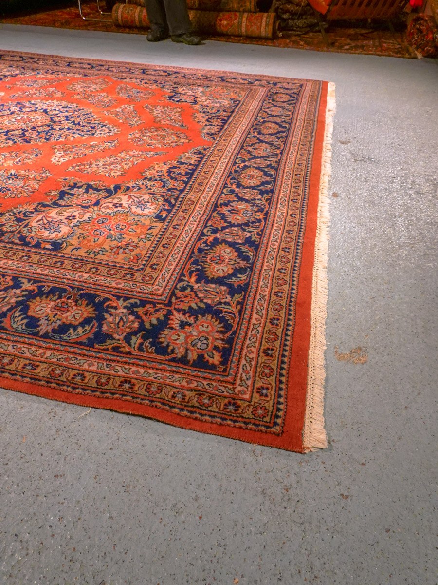 Punainen käsinsolmittu Sarouk-villamatto, 259 × 244 cm